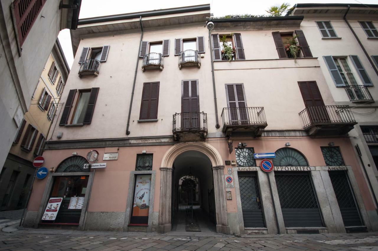 Fancy Blue Duomo Duplex Apartement Milan Bagian luar foto