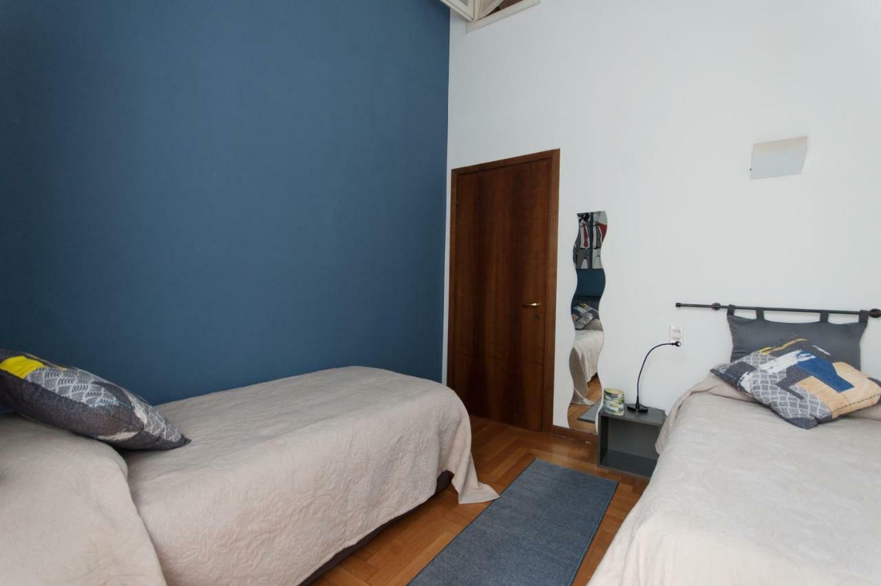 Fancy Blue Duomo Duplex Apartement Milan Bagian luar foto